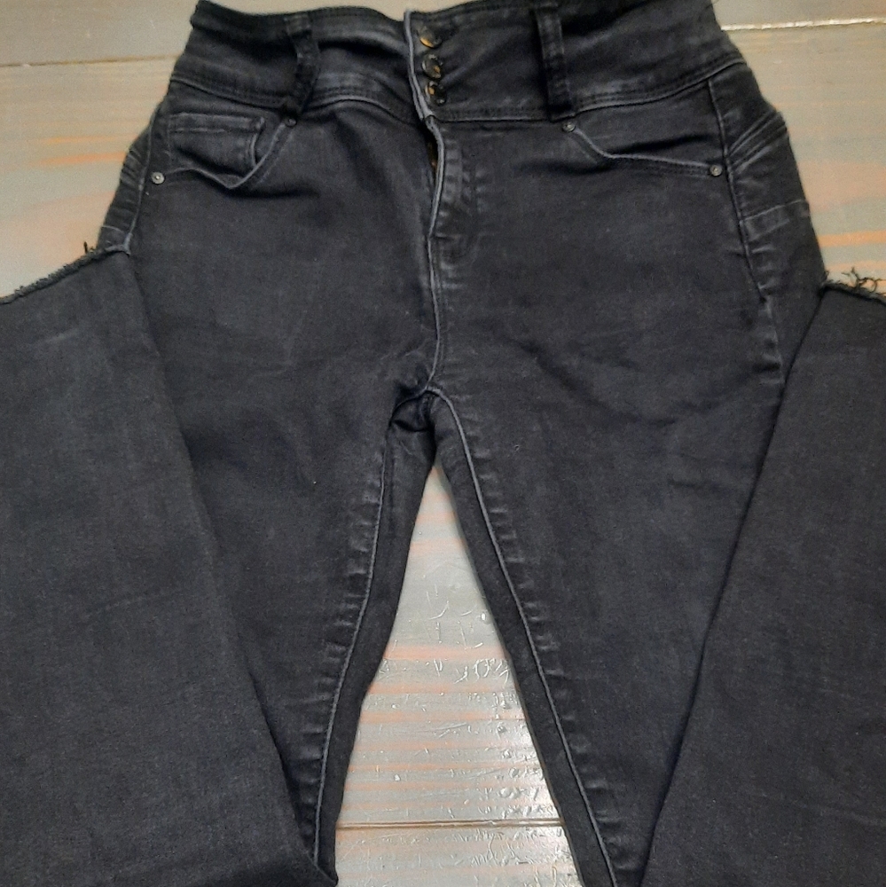 really cute black skinny jeans!